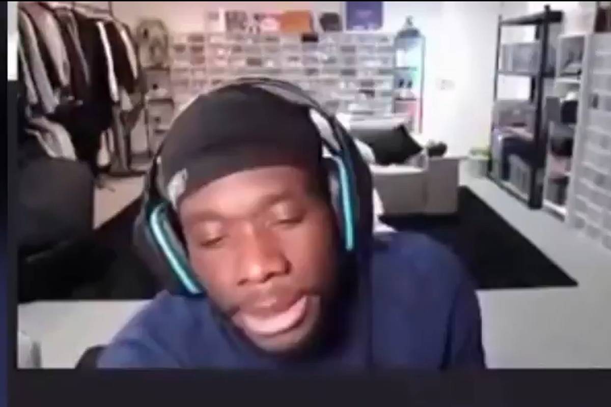 Alphonso Davies streamt auf seinem Twitch-Kanal als er vom Wechsel eines Bayern-Kollegen erfährt.