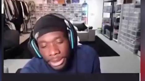 Alphonso Davies streamt auf seinem Twitch-Kanal als er vom Wechsel eines Bayern-Kollegen erfährt.