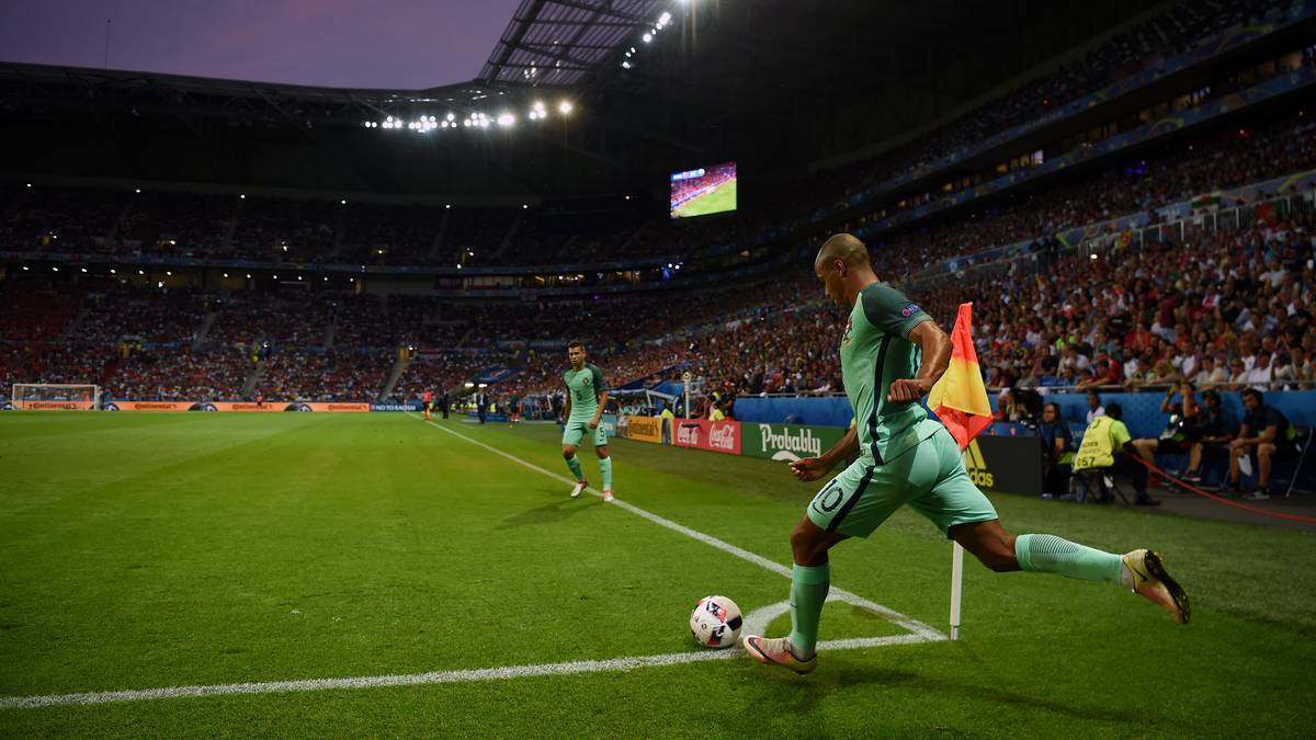 Portugals Joao Mario bringt einen Eckball in den walisischen Strafraum