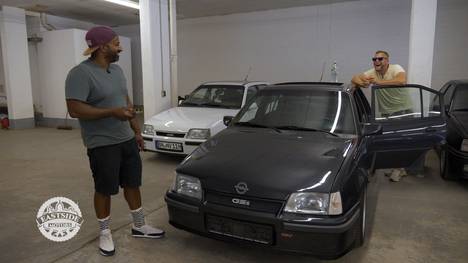 Enrico macht eine Zeitreise in die 90er. Eine seltene Opel GSI-Sammlung weckt Begehrlichkeiten. Und dabei spielt der Hormonhaushalt des Verkäufers verrückt.