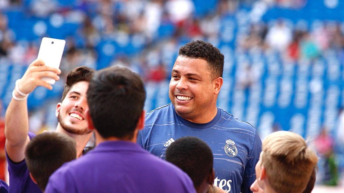 Nach dem Spiel nahm sich der ehemalige Torjäger im Estadio Santiago Bernabeu noch Zeit für seine jungen Fans und hatte dabei sichtlich Spaß