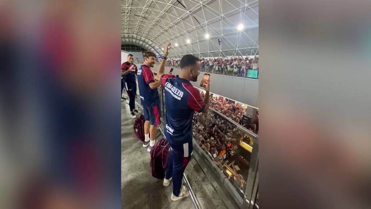 Fans von Fortaleza EC feiern Spieler am Flughafen vor historischem Halbfinale