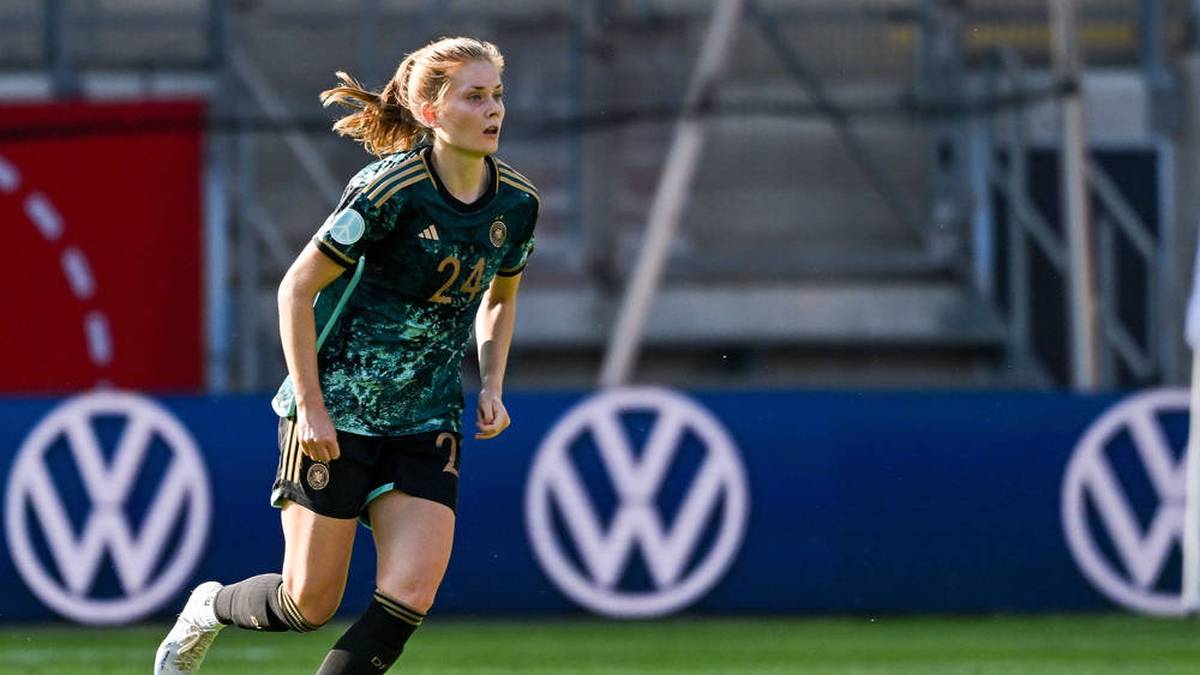 Sjoeke Nüsken ist 22 Jahre alt und spielt bei Eintracht Frankfurt. Bislang absolvierte die Mittelfeldspielerin 17 Länderspiele und erzielte zwei Tore. Ab Juli 2023 steht sie beim FC Chelsea unter Vertrag