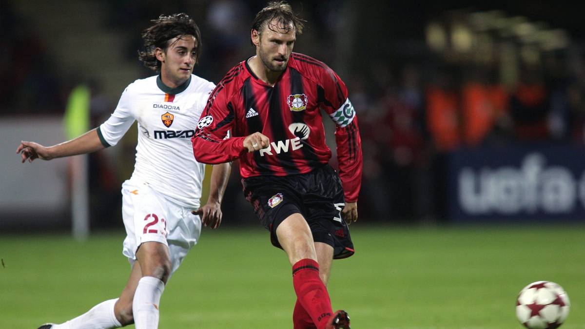 ABWEHR - JENS NOWOTNY: Zehn Jahre trägt er das Bayer-Trikot. Er absolviert in der Zeit fast 300 Spiele. Es könnten jedoch noch mehr sein, doch der Abwehrspieler wird immer wieder von Verletzungen heimgesucht. Der langjährige Kapitän verpasst deshalb auch das CL-Finale 2002 und die anschließende WM