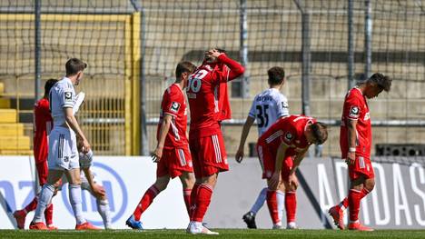 Die Spieler des FC Bayern München II reagieren nach der Pleite gegen Absteiger SpVgg Unterhaching enttäuscht