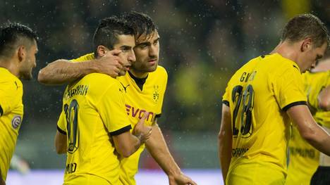 Sokratis mit Henrikh Mkhitaryan