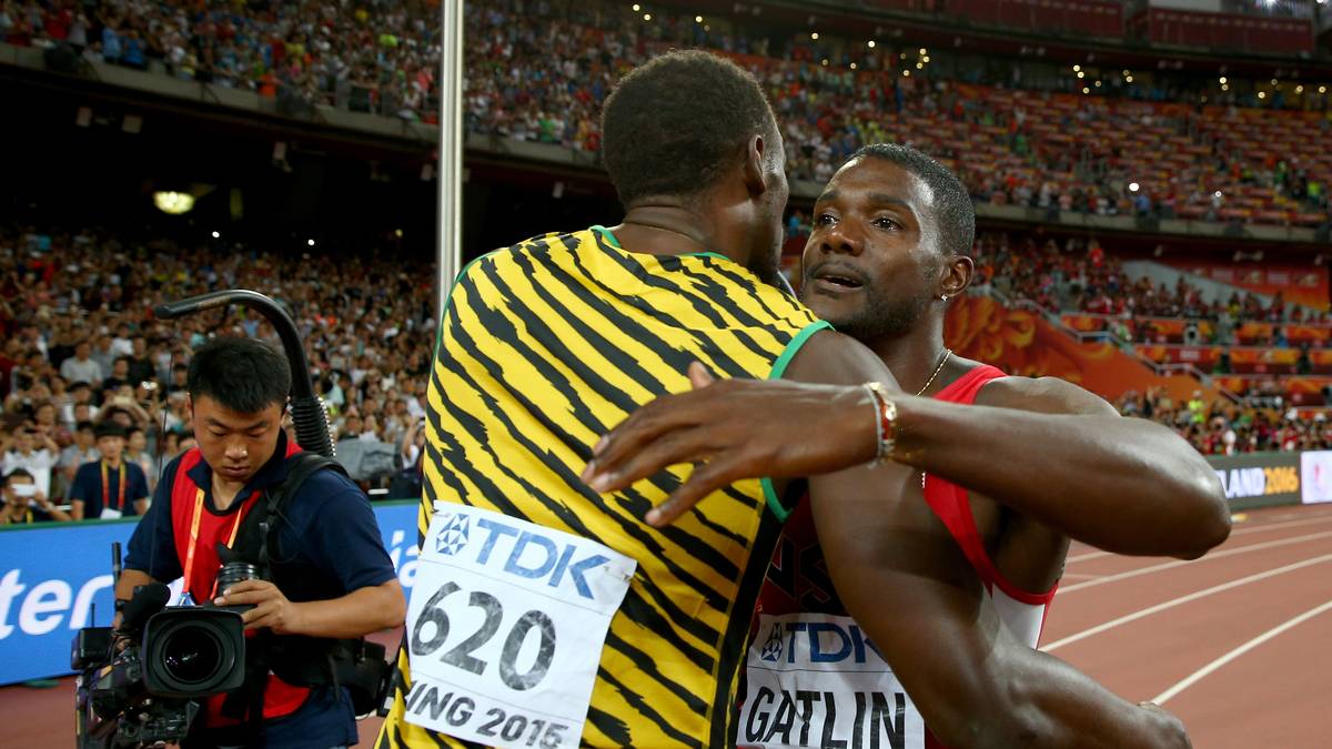 ...einmal mehr der 29-jährige Jamaikaner. In 9,79 Sekunden hat er die Nase vorn, Silbermedaillen-Gewinner Gatlin gratuliert seinem Dauerrivalen anschließend fair - und hofft auf ein besseres Ende über 200 Meter