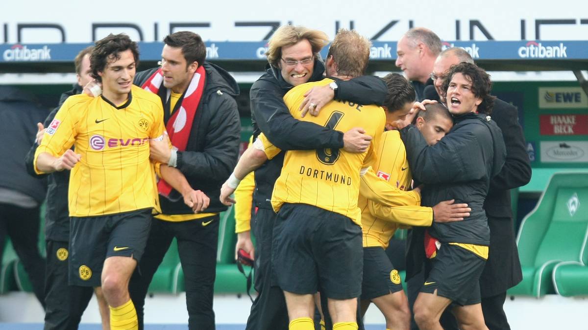 Enttäuschung: In der UEFA-Cup-Qualifikation scheidet der BVB in der 1. Runde gegen Udinese aus. Der Bundesliga-Plan "Klopp" geht aber von Tag 1 an auf. Auch weil Watzke die kurzfristigen sportlichen Erwartungen gering hält. Der BVB verliert in der Hinrunde nur zwei Spiele, leistet sich aber noch zu viele Unentschieden