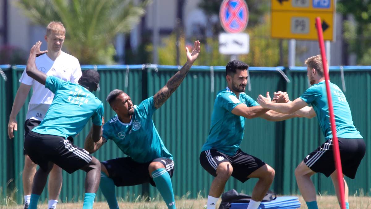 Auch die Feldspieler machen sich unter er Sonne am Schwarzen Meer warm