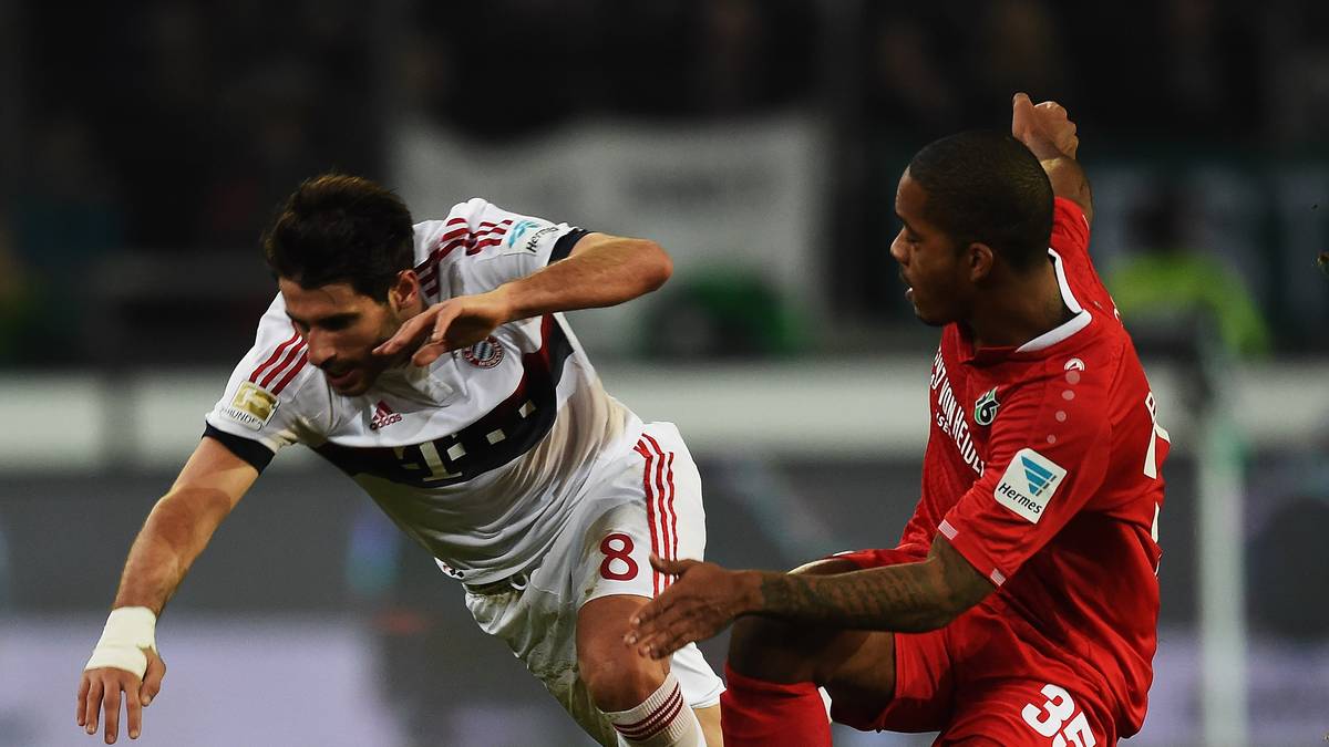 Was machen eigentlich die Bayern? Die verwalten in Hannover ihren 1:0-Vorsprung, Javi Martinez (l.) setzt unterdessen genauso zu einer Flugeinlage an...