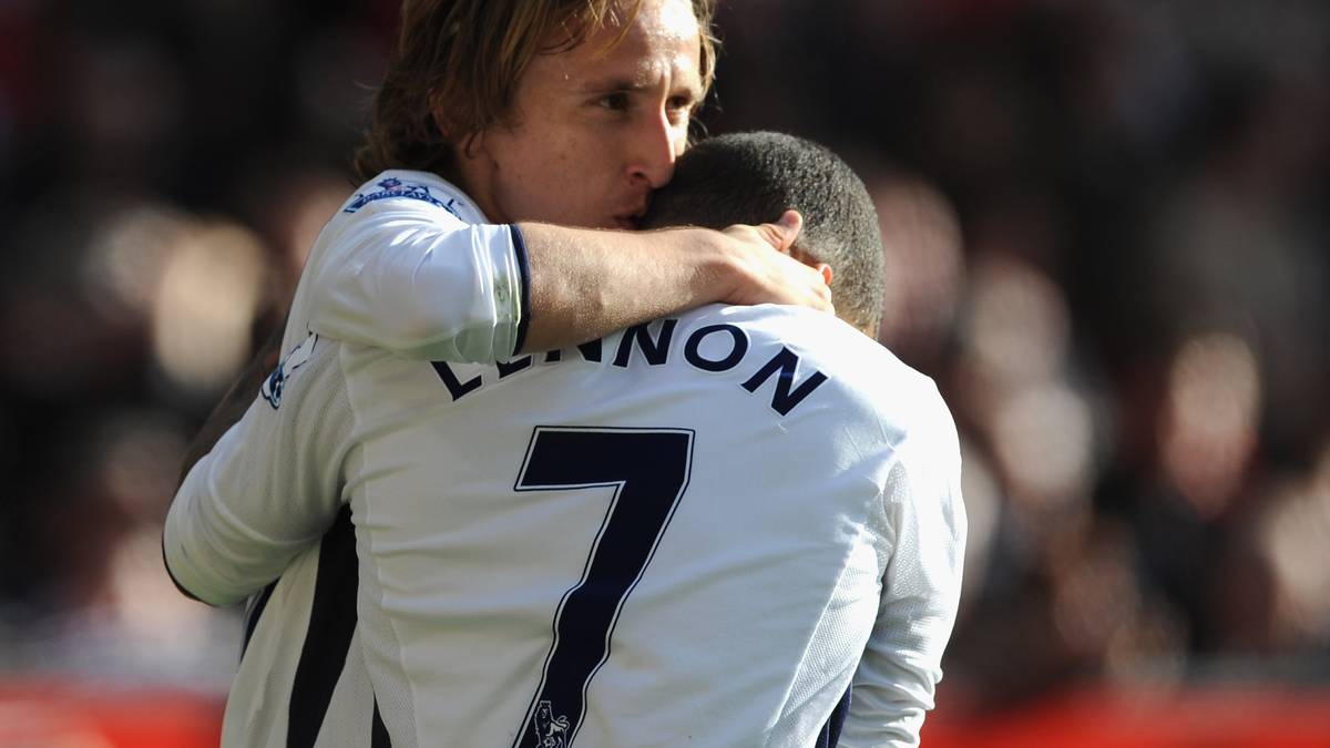 LUKA MODRIC: Chelsea wollte den Kroaten 2011, der wäre gerne gewechselt und weigerte sich, weiterhin für Tottenham aufzulaufen. Erst als Klub-Boss Daniel Levy damit drohte, sofort alle Gehälter einzufrieren, lenkte Modric ein. Ein Jahr später flog er nicht mit ins Trainingslager, bezahlte 80.000 Euro Strafe - und wurde dann nach Madrid verkauft
