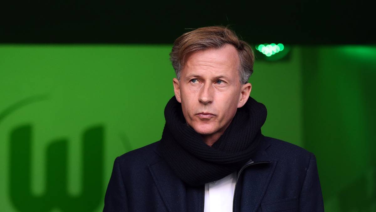 Es folgten Anstellungen als Co-Trainer beim VfL Wolfsburg und als Leiter der Nachwuchs-Akademie des FC Arsenal; im Februar 2017 kehrte Jonker nach Wolfsburg zurück, wo er als Cheftrainer die Klasse halten konnte. Nach vier Spielen in der Saison 17/18 wurde er aber schon wieder entlassen