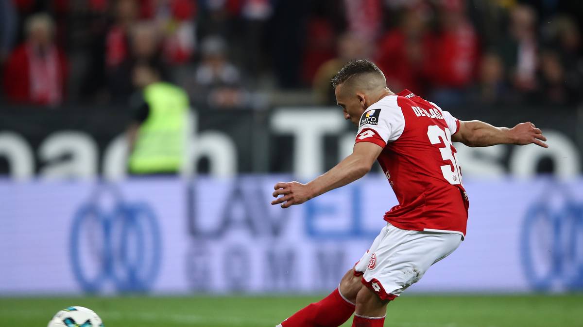Pablo de Blasis tritt dann vom Elfmeterpunkt an und schießt Mainz nach einer der kuriosesten Entscheidungen der Liga-Geschichte in Führung 