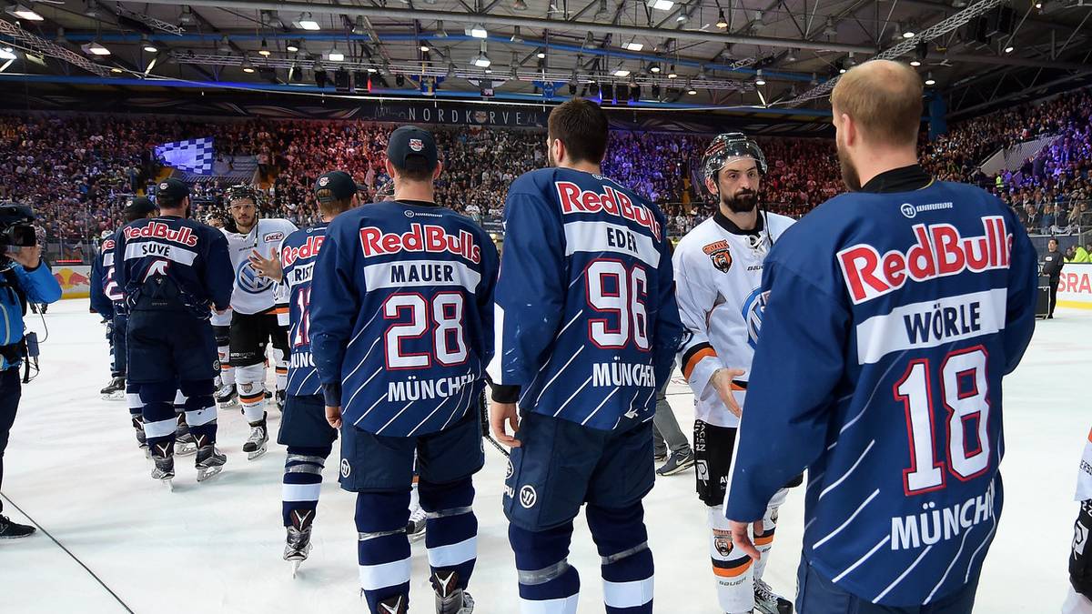 Faire Geste: Abklatschen mit dem Finalgegner Grizzlys Wolfsburg nach der Partie