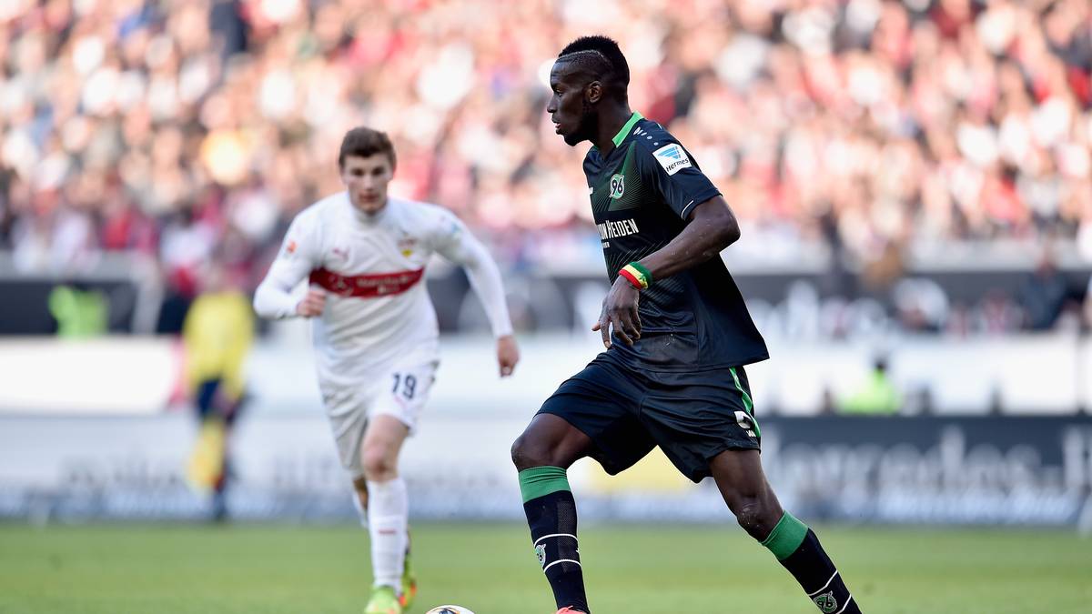 Der Senegalese wollte Hannover eigentlich für Erstligafußball verlassen. Ein Transfer zum 1. FC Köln scheiterte bislang an den angeblich zehn Millionen Euro, die 96-Präsident Martin Kind verlangt. Köln soll nur sechs Millionen bieten