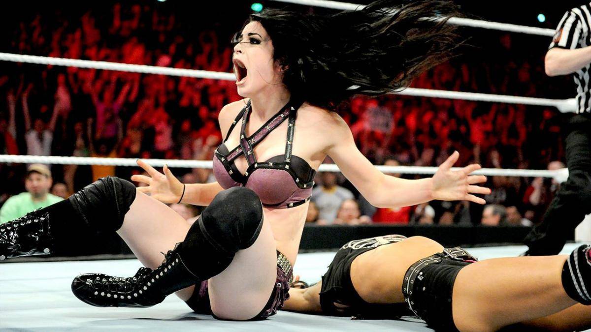 Es folgte der Aufstieg in den Hauptkader - ebenfalls mit einem Raketenstart: Im April 2014 durfte sie in ihrem ersten Match gegen Titelträgerin AJ Lee ran. Und das Beste: Sie durfte es auch gewinnen