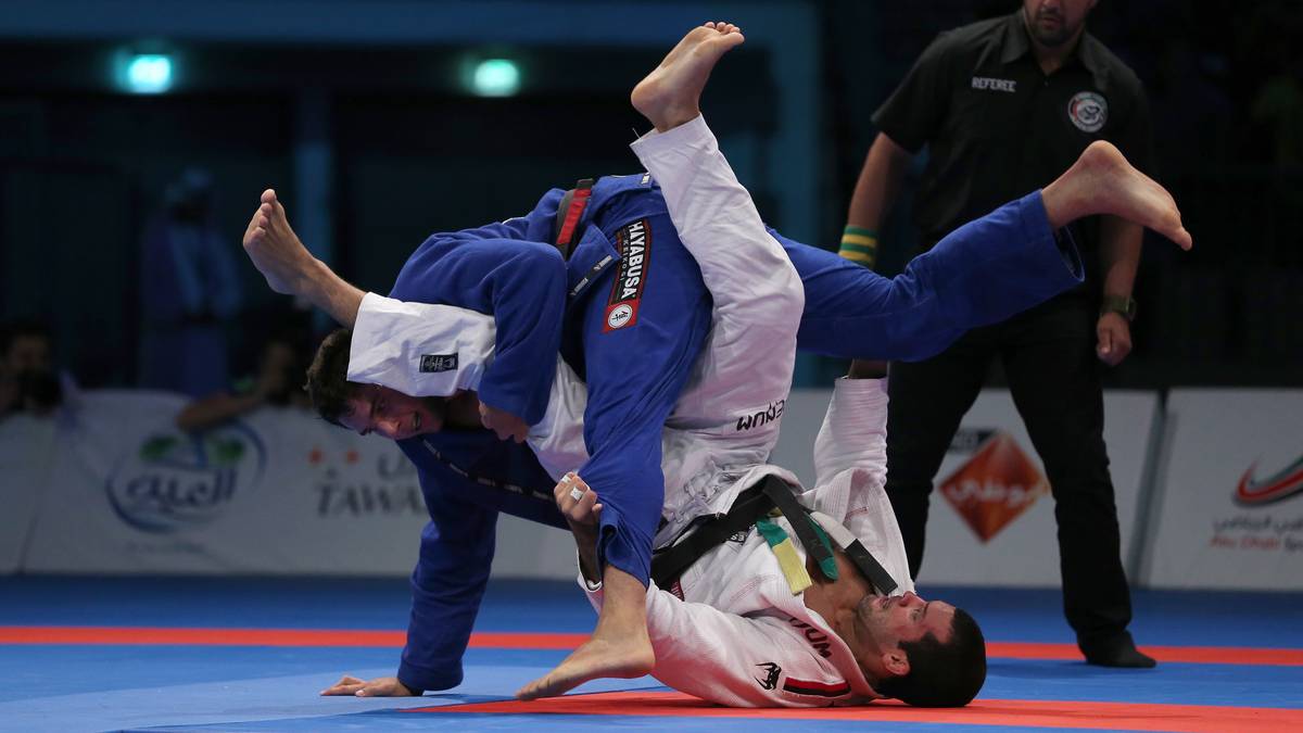 JIU JITSU: Der Kampfsport stammt von den japanischen Samurai und dient in erster Linie der Selbstverteidigung. Mittels Schlag-, Tritt-, Stoß-, Wurf-, Hebel- oder Würgetechniken soll der Gegner bezwungen werden