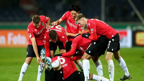 HANOVER, GERMANY - NOVEMBER 25: Players of Hannover celebrate a goal during the Second Bundesliga match between Hannover 96 and SV Darmstadt 98 at HDI-Arena on November 25, 2019 in Hanover, Germany. (Photo by Martin Rose/Bongarts/Getty Images)