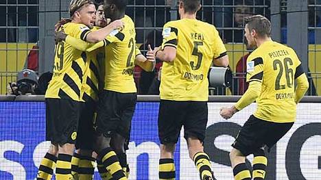 Ilkay Gündogan (M.) bringt Borussia Dortmund in Führung