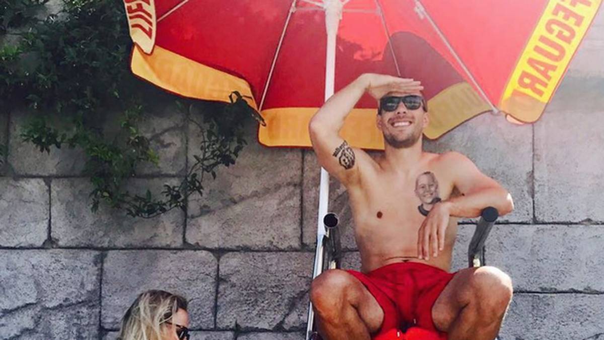 Bademeister Poldi: Der Weltmeister posiert im Urlaub im Baywatch-Stil. Und hat attraktive Unterstützung dabei