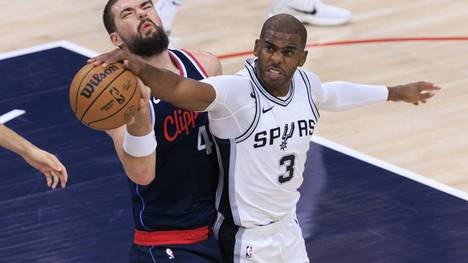 Chris Paul (r.) von den San Antonio Spurs erreicht Schallmauer