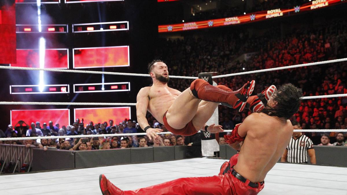Auch Balor ist nach einem letzten Aufbäumen bald draußen. Kurz nach diesem Dropkick gegen Nakamura eliminiert ihn Cena