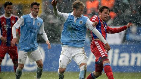 Lukas Görtler (rechts) vom FC Bayern II und Fabian Hürzeler (mitte) vom TSV 1860 II kämpfen um den Ball
