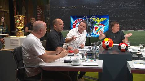 Der Fantalk ist Live dabei als Robert Lewandowski aus elf Metern die Nerven versagen. Der FCB-Stürmer scheitert kläglich und bekommt für die Ausführung Kritik aus der Runde.