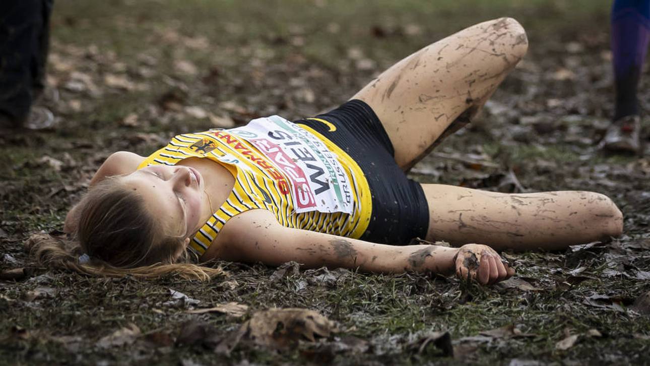 Kira Weis legte sich nach der Cross-EM erschöpft auf den Boden