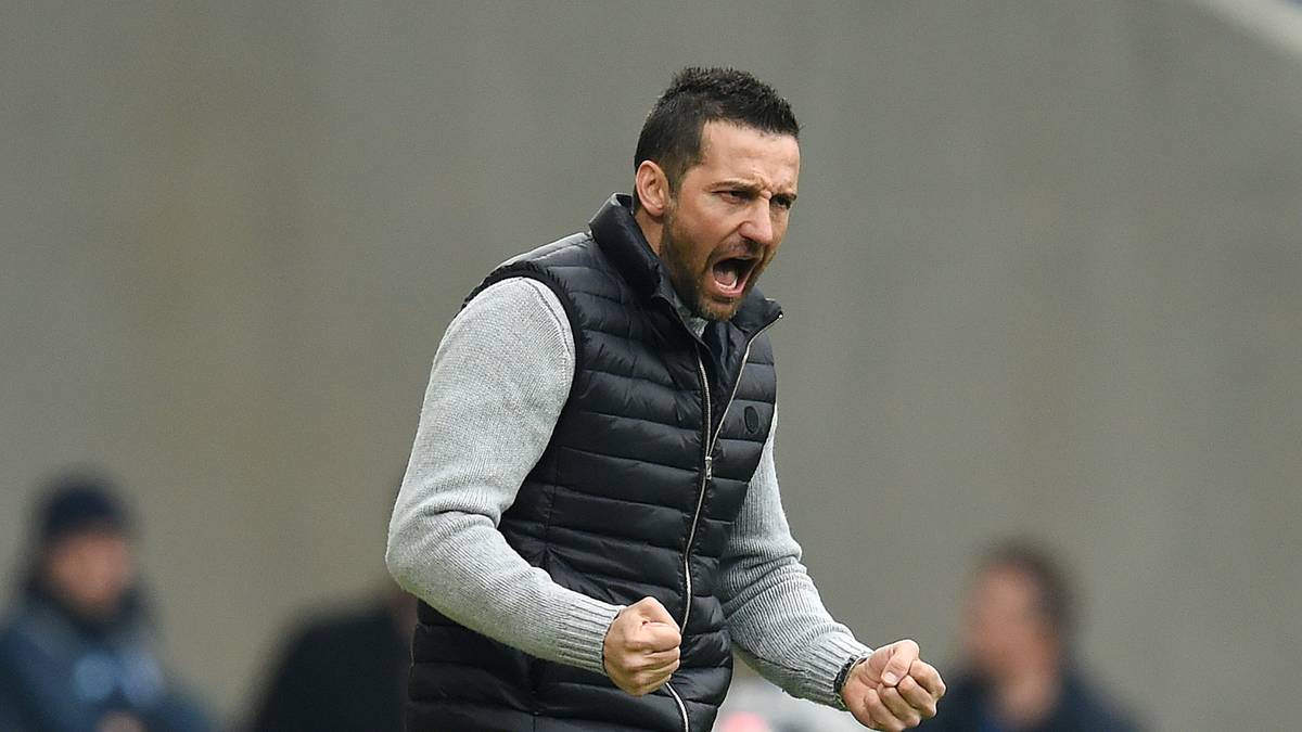 Zinnbauer versucht, seine Mannschaft zu motivieren