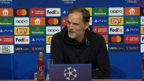 Angesprochen auf die späten Spielerwechsel gegen Manchester United sorgt Bayern-Trainer Thomas Tuchel für einen Lacher auf der Pressekonferenz. 
