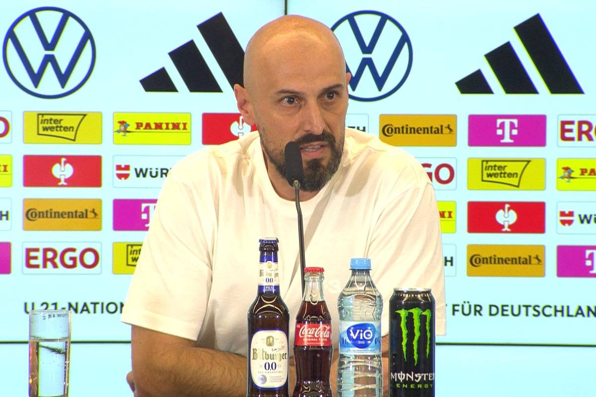 U21-Trainer Antonio Di Salvo schafft Klarheit bei der Frage, ob Jonas Urbig beim der EM oder mit dem FC Bayern an der Klub-WM teilnimmt.