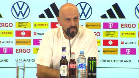 U21-Trainer Antonio Di Salvo schafft Klarheit bei der Frage, ob Jonas Urbig beim der EM oder mit dem FC Bayern an der Klub-WM teilnimmt.