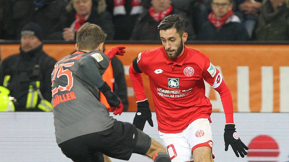 Auf der anderen Seite wittern die Mainzer Morgenluft und bringen die Bayern in der Defensive immer wieder in Verlegenheit. Eine echte Großchance zum Ausgleich springt aber nicht heraus