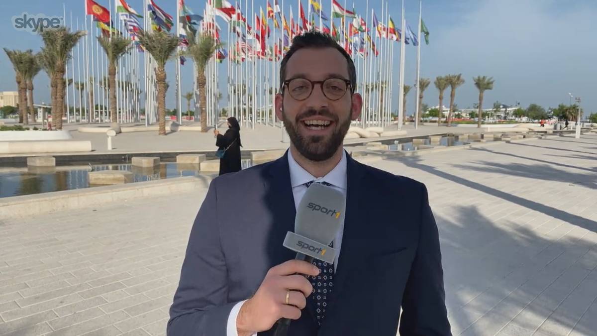 Patrick Berger, Chefreporter von SPORT1, liefert die letzten Eindrücke aus Doha vor dem deutschen Spiel gegen Spanien. Da er Anzug und Krawatte trägt, drückt Moderator Florian König ihm einen Spruch.