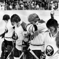 Tim Horton war einer der besten Verteidiger der NHL-Geschichte und legte nebenbei den Grundstein für ein Fast-Food-Imperium. Heute vor 50 Jahren starb er auf tragische Weise.