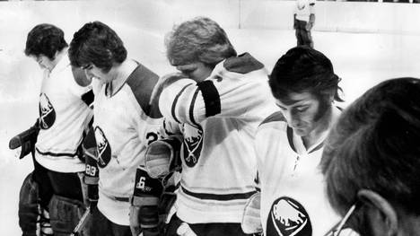 Spieler der Buffalo Sabres bei der Schweigeminute für den tödlich verunglückten Tim Horton 1974