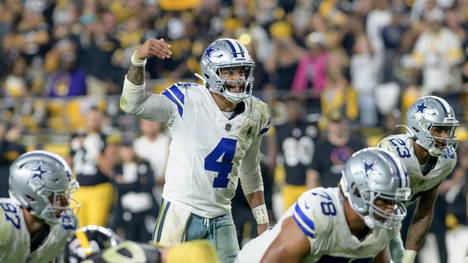 Dallas Cowboys quarterback Dak Prescott (4) signals on the scoring dive late in the fourth quarter of the Cowboys 20-17 win against the Pittsburgh Steelers at Acrisure Stadium on Sunday, October 6, 2024 in Pittsburgh. PUBLICATIONxINxGERxSUIxAUTxHUNxONLY PIT2024100628 ARCHIExCARPENTER