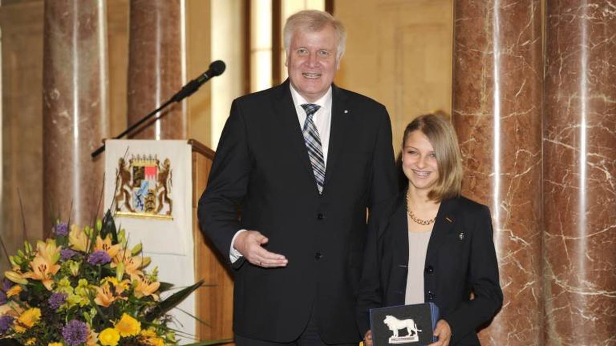 Gianina Ernst mit dem damaligen bayerischen Ministerpräsidenten Horst Seehofer bei Staatsempfang nach der Rückkehr aus Sotschi