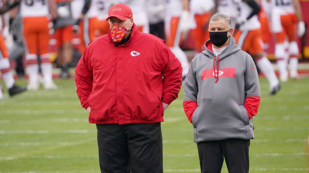 Head Athletic Trainer Rick Burkholder (r.) wird von den Chiefs-Spielern für seine Arbeit kritisiert