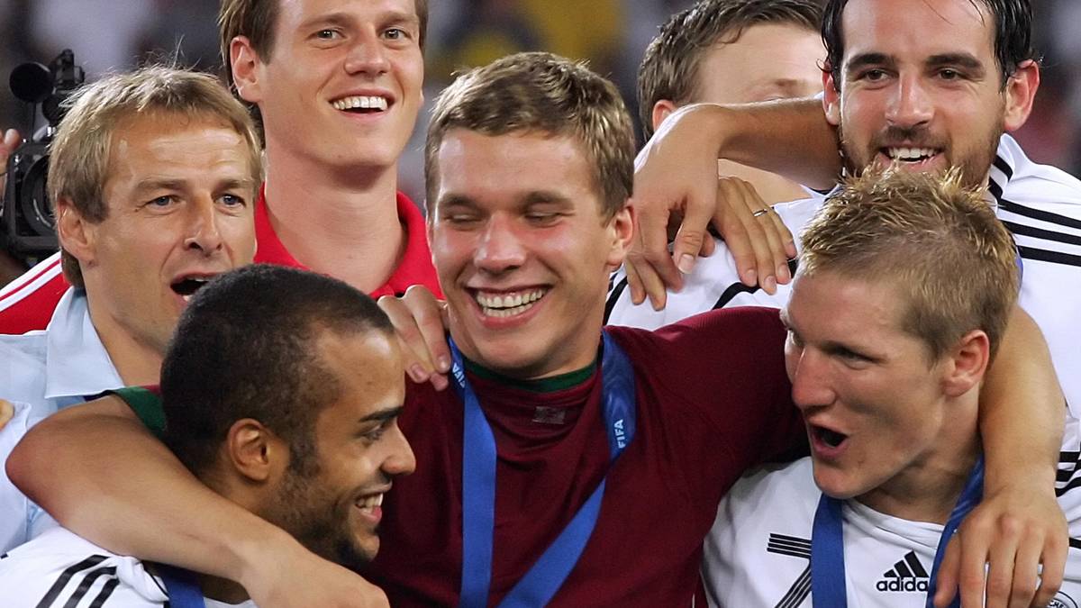 PLATZ 2 - DAS SOMMERMÄRCHEN: Lukas Podolski, Bastian Schweinsteiger und David Odonkor sind die Gesichter des Sommermärchens 2006, reißen Deutschland aus der Fußball-Depression nach der EM 2004 heraus