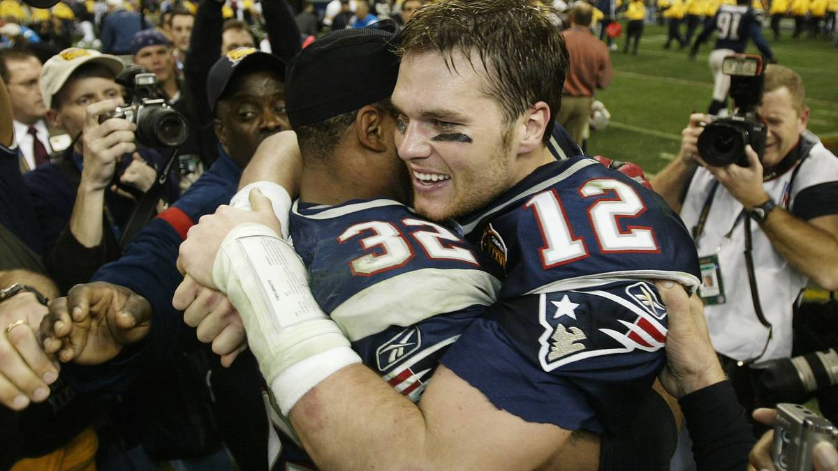 Und das ganz zur Freude von Quarterback Tom Brady (r.), der mit seinem zweiten Titel innerhalb von drei Jahren und einer erneuten MVP-Auszeichnung weiter an seinem Legenden-Status schraubt. Brady wirft gegen die Panthers drei Touchdownpässe, Running Back Antowain Smith (l.) legt noch einen Score nach und die Patriots sind wieder Super-Bowl-Sieger