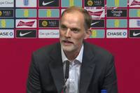 Thomas Tuchel wird auf einer Pressekonferenz als neuer Trainer der englischen Nationalmannschaft vorgestellt. In seinen ersten Worten zitiert er unter anderem Fußball-Legende Pelé.