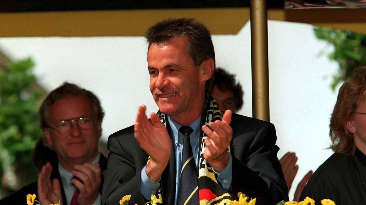 UNSPECIFIED - MAY 29:  FUSSBALL: CHAMPIONS LEAGUE 96/97 FINALE 29.05.97, Trainer Ottmar HITZFELD bei der Siegesfeier in Dortmund  (Photo by Bongarts/Getty Images)