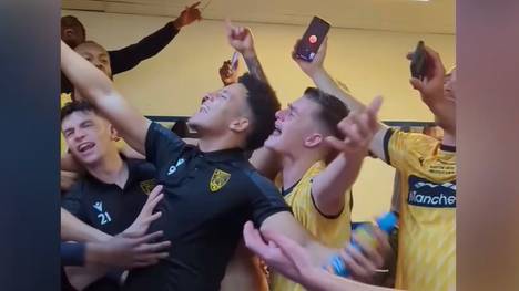 Der Sechstligist Maidstone United schmeißt überraschend den Zweitligisten Ipswich Town aus dem FA Cup. Die Amateurspieler sorgen danach für einen emotionalen Gänsehautmoment.