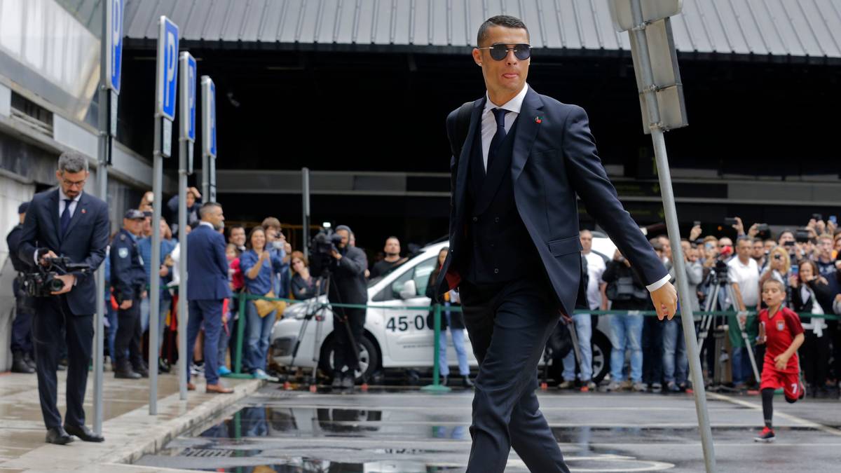Bei Real Madrid glänzte CR7 in der abgelaufenenen Saison dagegen mit 44 Toren in 44 Pflichtspielen. Allein zum dritten Titelgewinn in Folge in der Champions Leage trug Ronaldo sagenhafte 15 Treffer bei. Will Portugal weit kommen, muss Ronaldo liefern