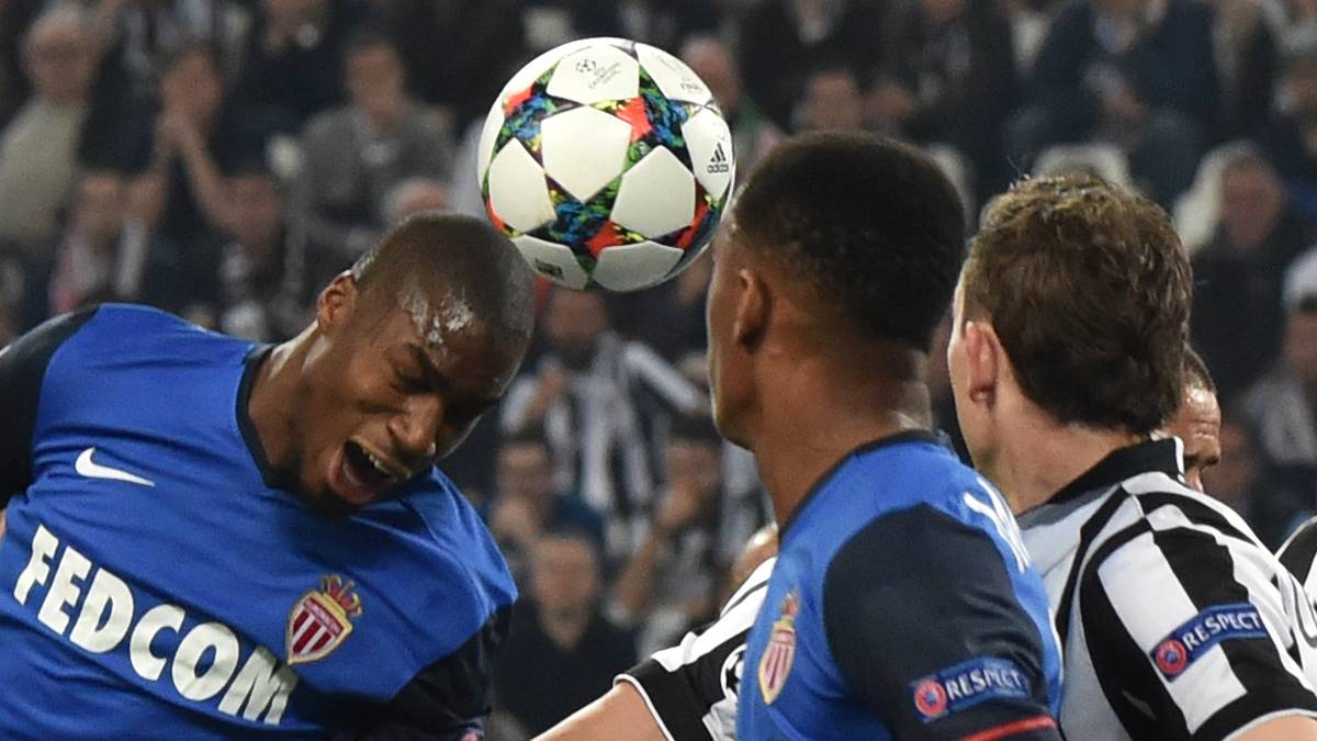 Auch auf dem Platz geht es von Anfang an schwungsvoll los. Monacos Geoffrey Kondogbia ist in diesem Fall als erster am Ball.