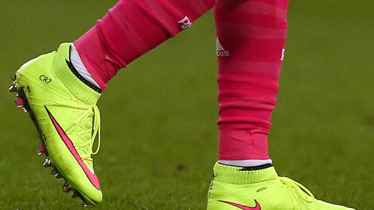 Neon-Farben sind schon lange im Trend und Christiano Ronaldo personifiziert seinen Fußschmuck mit seinen Initialen "CR7"