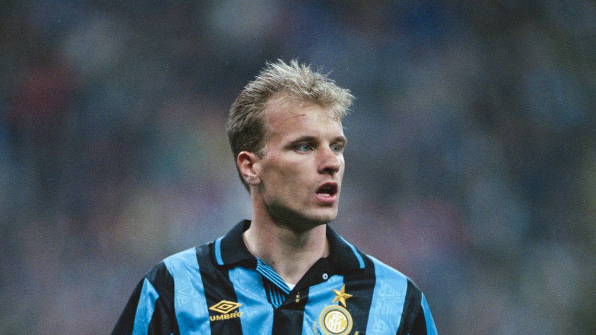 DENNIS BERGKAMP: Raiolas erster großer Transfer-Deal war, aufgrund seiner Anfänge wenig verwunderlich, der Wechsel zweier Ajax-Spieler. Zusammen mit Wim Jonk wechselte Dennis Bergkamp unter Mithilfe von Raiola 1993 für 15 Millionen US-Dollar zu Inter Mailand