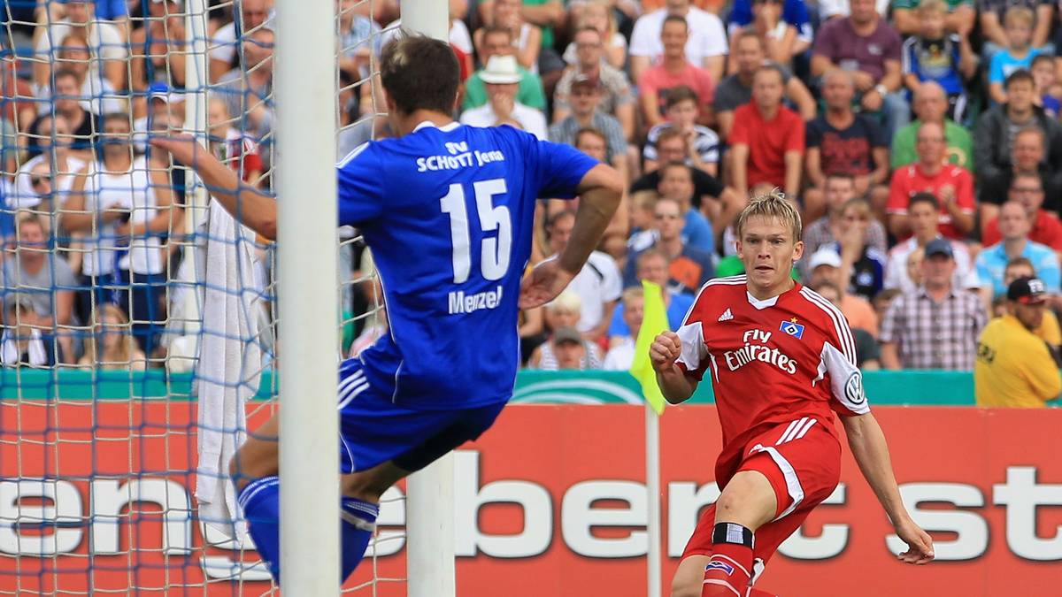 2013/14: Ein Jahr später macht der mit Abstand souveränste Pokalauftritt der vergangenen Jahre Hoffnung auf Besserung. Bei Oberligist SV Schott Jena gewinnt der HSV auch dank eines Doppelpacks von Artjoms Rudnevs (Bild) locker mit 4:0